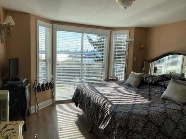 Ocean Breeze Executive Bed And Breakfast North Vancouver Exterior photo